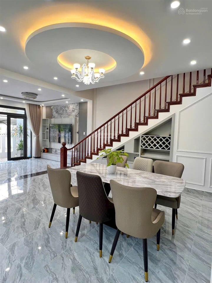 Nhà 2 mặt tiền khu đẹp trung tâm đà lạt  bao quanh thông xanh quá đẹp