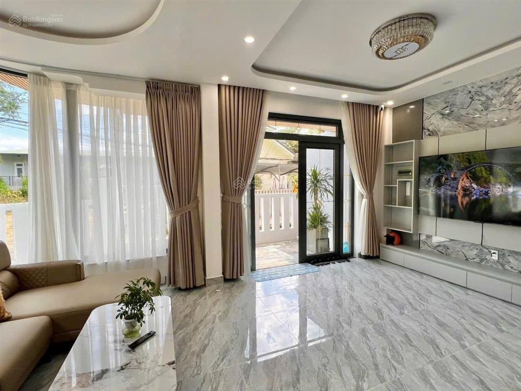 Nhà 2 mặt tiền khu đẹp trung tâm đà lạt  bao quanh thông xanh quá đẹp