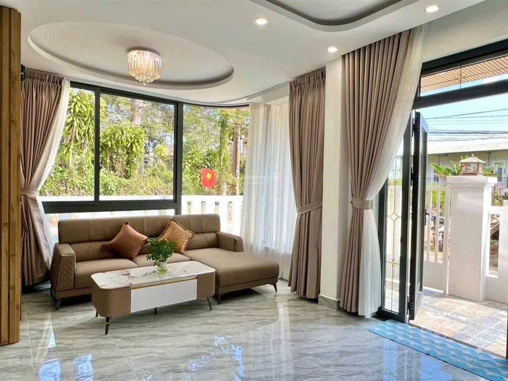 Nhà 2 mặt tiền khu đẹp trung tâm đà lạt  bao quanh thông xanh quá đẹp