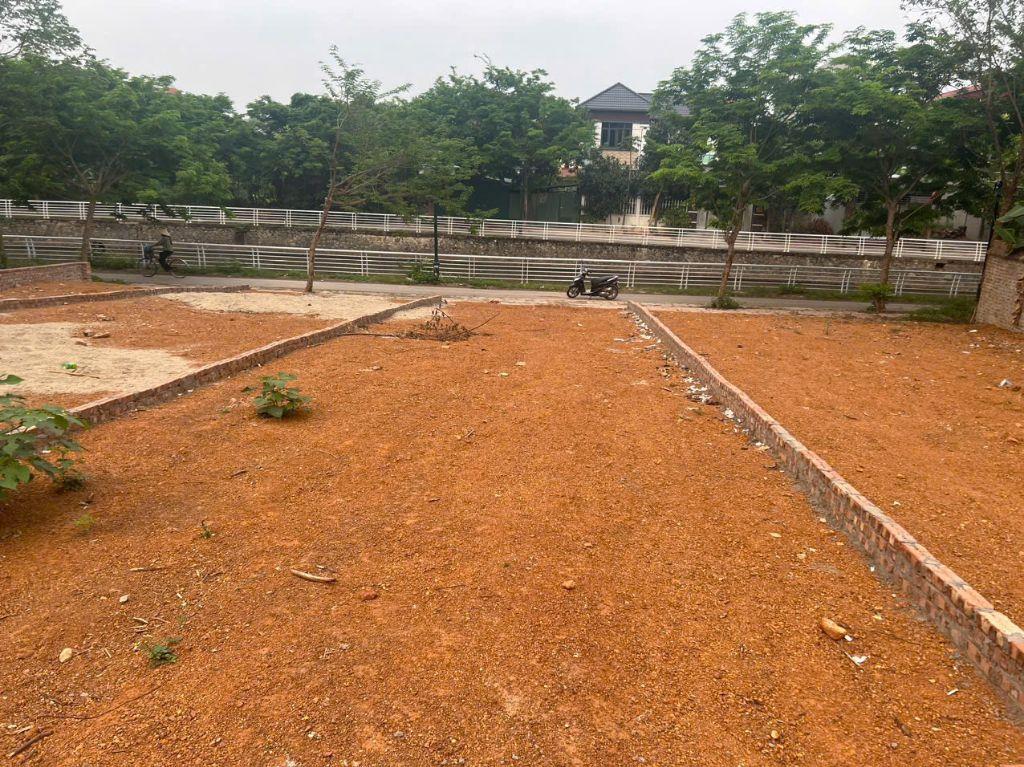 BÁN GẤP LÔ ĐẤT ĐẸP VIEW HỒ ĐÔNG PHÚ 2 ĐỒNG TÂM 100m2 MT5m ĐƯỜNG Ô TÔ SẴN SỔ 2,1X TỶ SĐCC 0988296228