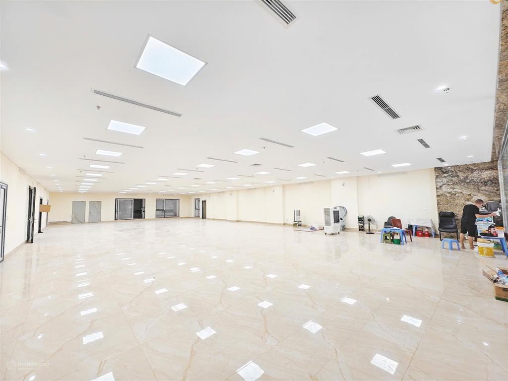 Cho thuê toà văn phòng  mặt phố quag trung