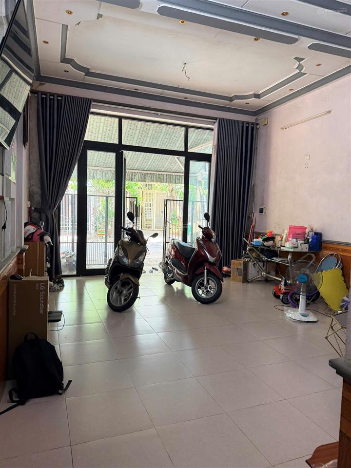 Chào bán nhà 2 tầng 4 p ngủ có p ngủ dưới , 1 p thờ . chơn tâm 10