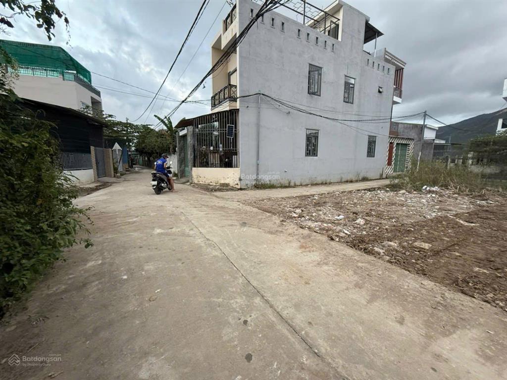 Bán nhanh lô góc xã vĩnh trung dt 100,4m2 nở hậu 7m, full đất ở, sẵn sổ, kdc đông đúc, giá 1,8 tỷ
