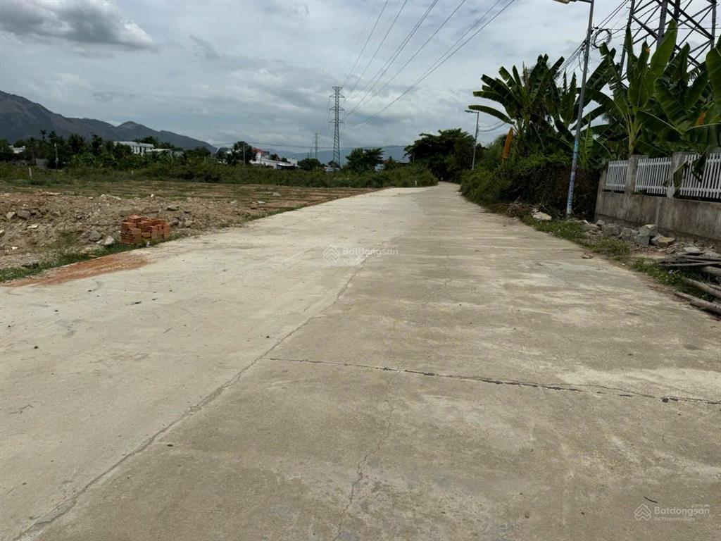 Chủ cần bán gấp lô đất dt 81m2 full thổ cư, ngang 5m, bắc nha trang, cách biển 8p, giá tốt 976tr