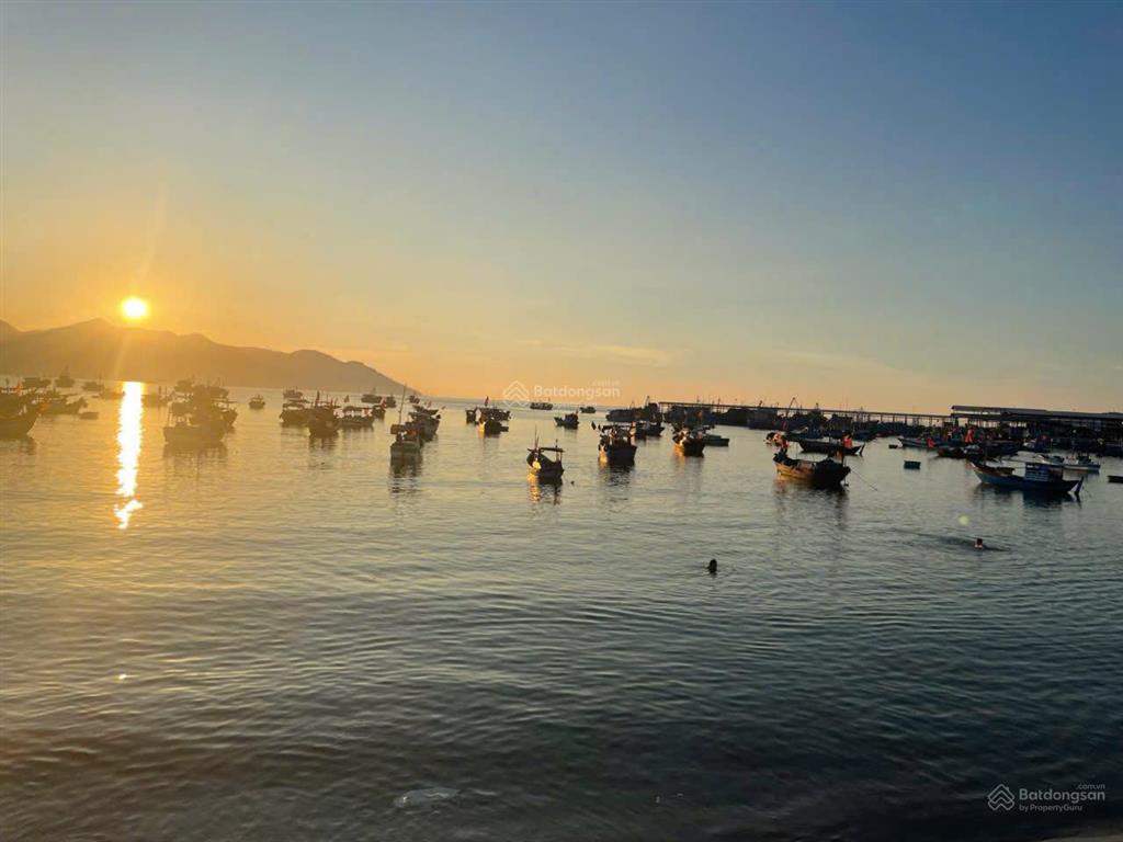 Bán nhanh căn nhà mặt tiền phạm văn đồng dt 77,7m2 view trực diện biển, có hđ thuê, giá 6 tỷ có tl