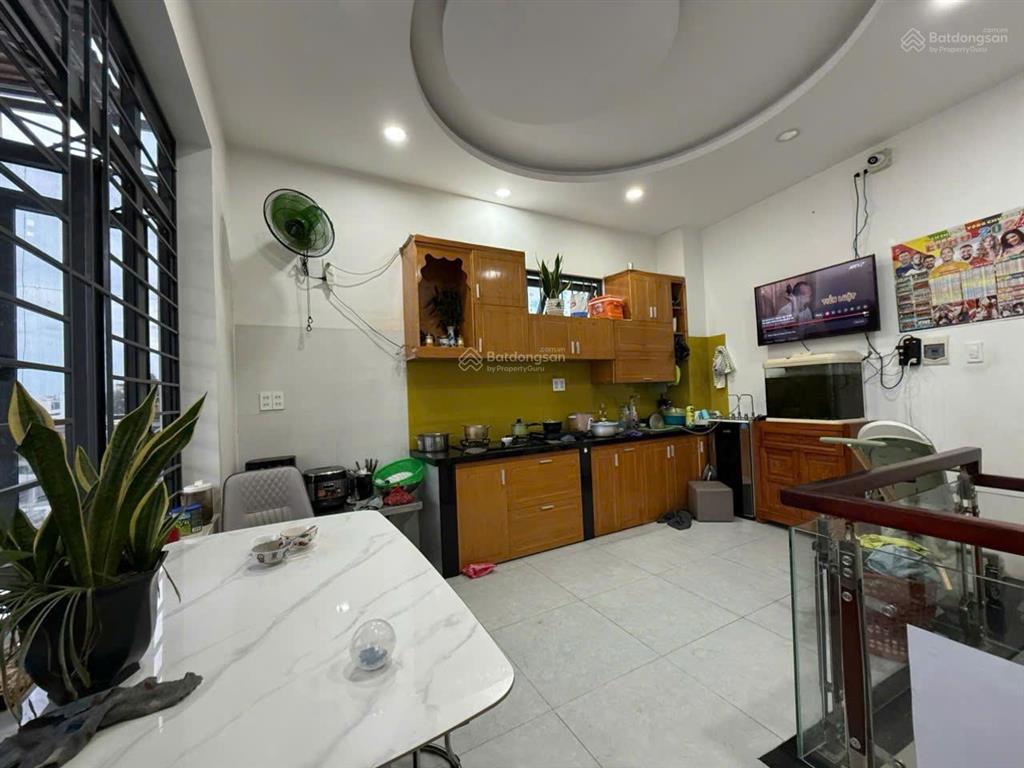 Bán nhà căn góc 3 tầng ngay siêu thị go dt 53,7m2, đường 3m, tiện ích xung quanh đầy đủ, giá 3 tỷ
