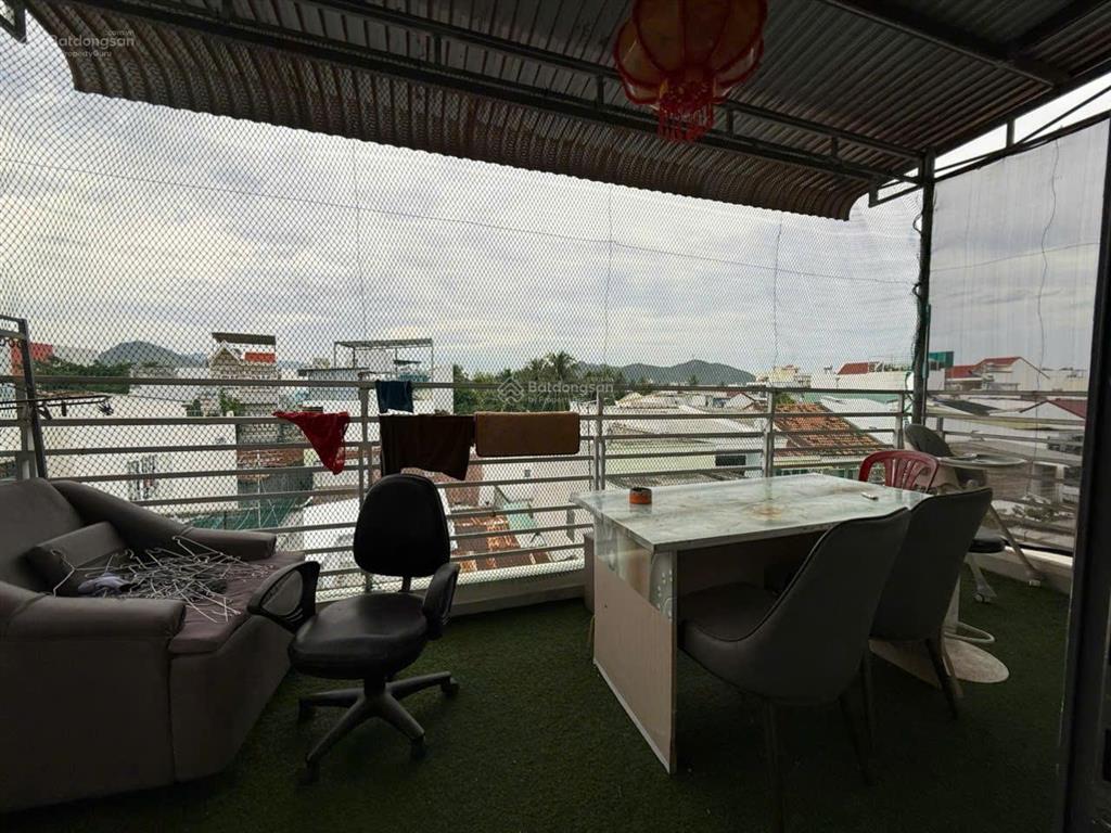 Bán nhà căn góc 3 tầng ngay siêu thị go dt 53,7m2, đường 3m, tiện ích xung quanh đầy đủ, giá 3 tỷ