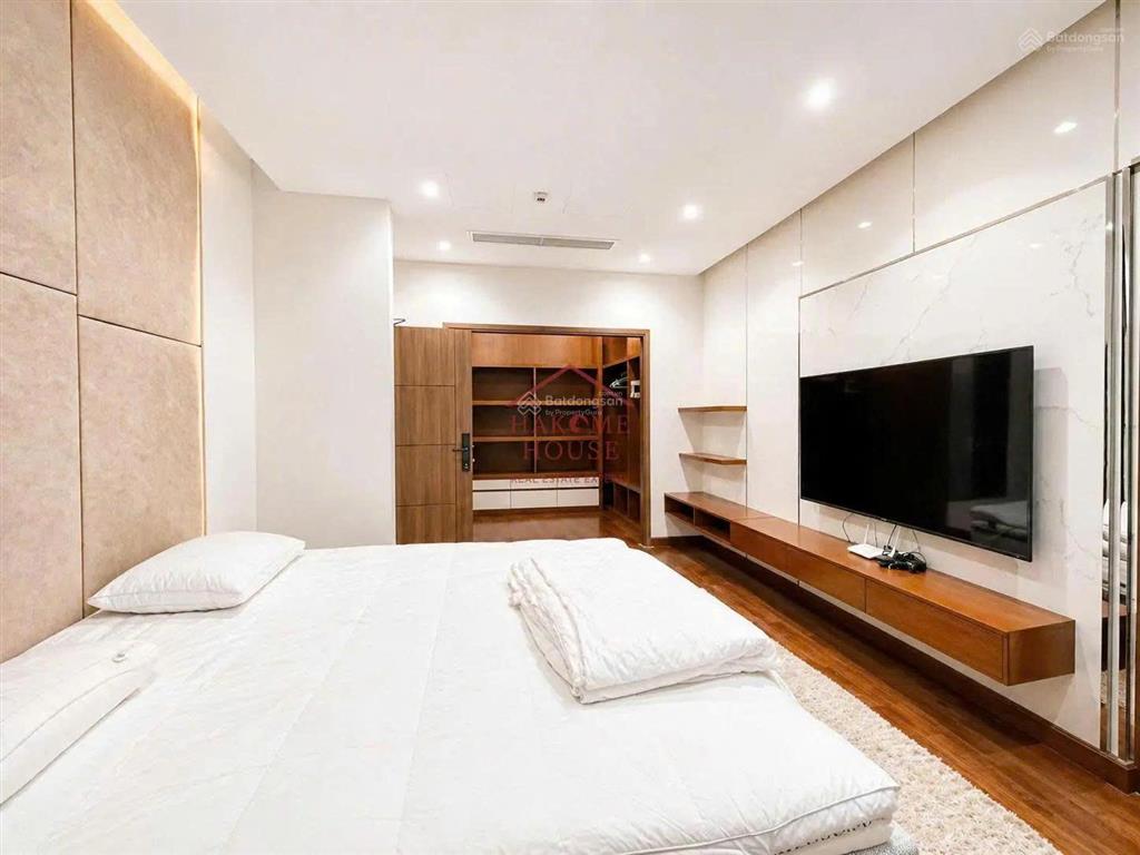 Cho thuê siêu penthouse 300m2 tòa landmark, nội thất luxury, sân vườn lớn, dọn vào ngay