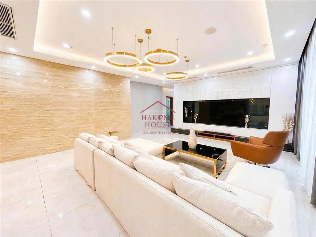 Cho thuê siêu penthouse 300m2 tòa landmark, nội thất luxury, sân vườn lớn, dọn vào ngay