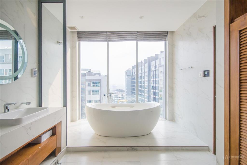 Cho thuê siêu penthouse 300m2 tòa landmark, nội thất luxury, sân vườn lớn, dọn vào ngay
