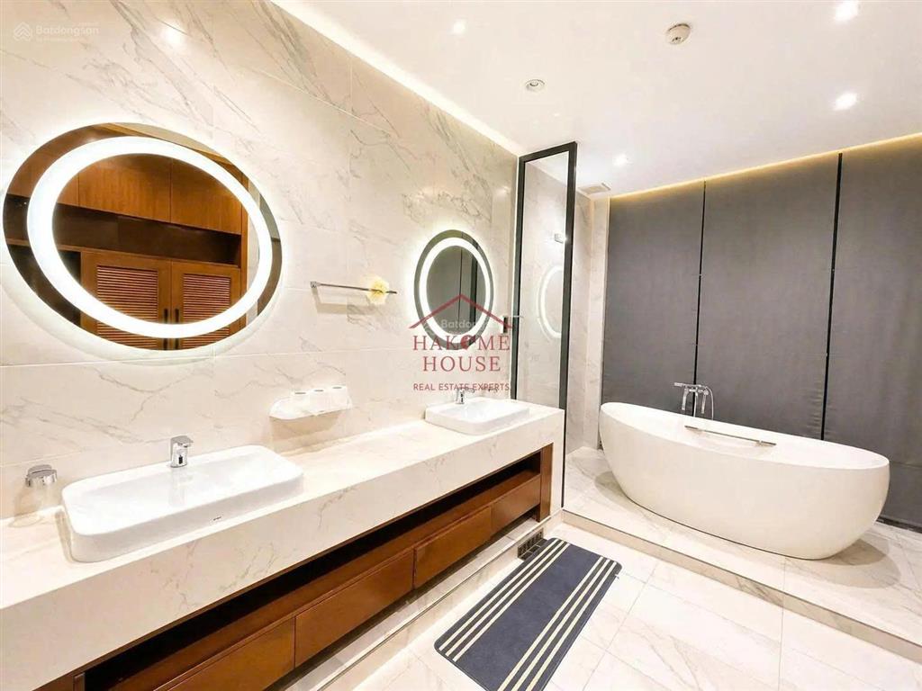 Cho thuê siêu penthouse 300m2 tòa landmark, nội thất luxury, sân vườn lớn, dọn vào ngay