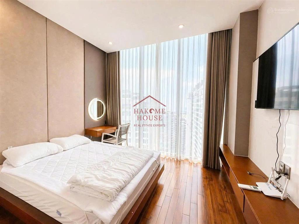 Cho thuê siêu penthouse 300m2 tòa landmark, nội thất luxury, sân vườn lớn, dọn vào ngay