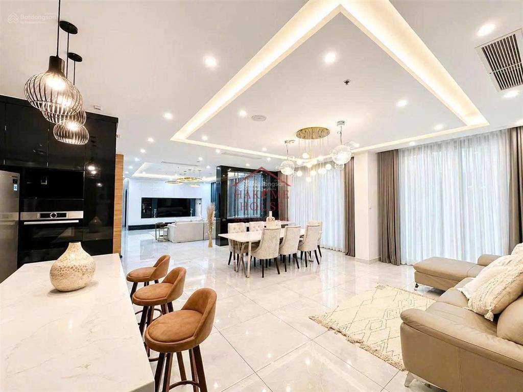 Cho thuê siêu penthouse 300m2 tòa landmark, nội thất luxury, sân vườn lớn, dọn vào ngay