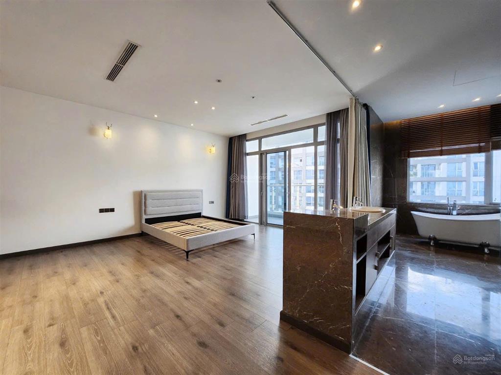 Cho thuê siêu căn hộ penthouse 494m2, thiết kế thông tầng hiếm, view sông không chắn