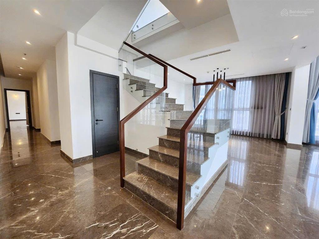 Cho thuê siêu căn hộ penthouse 494m2, thiết kế thông tầng hiếm, view sông không chắn