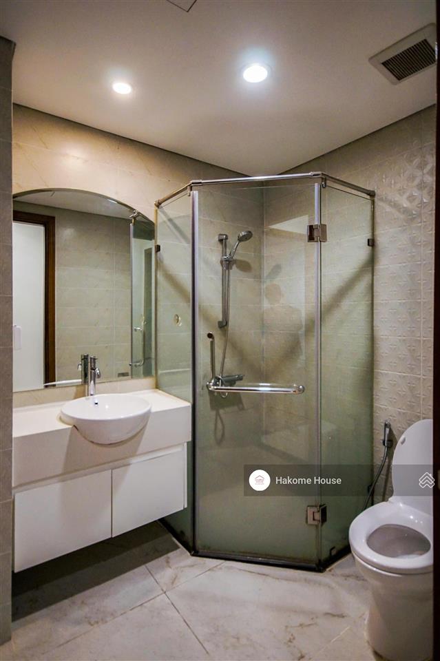 Cần bán căn hộ 2pn 82m2 tòa landmark, nội thất cơ bản dễ decor, giá tốt chỉ 8 tỷ bao hết còn tl