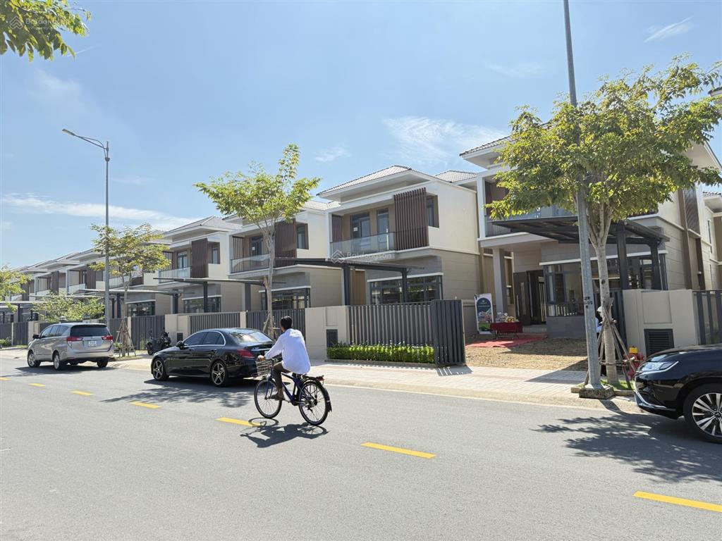 Biệt thự đơn lập 250m2  nằm trong khu đô thị chuẩn singapore  cách tpm chỉ 10 phút