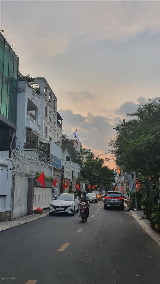 Vip tân định, nhà 3 tầng, dt 114 m2, ngang khủng 8 m, xe hơi thông, giá tốt.