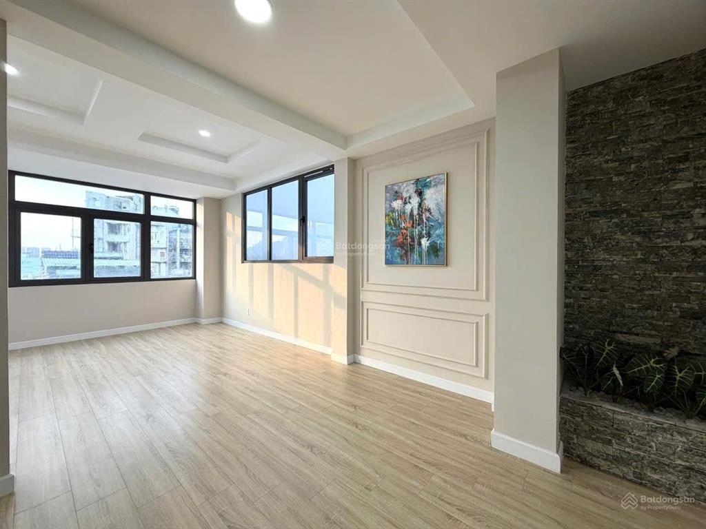 Vip q.1. nhà đẹp 6 tầng, thang máy, dt 90 m2 (6 x 15), dòng tiền mạnh, giá tốt.