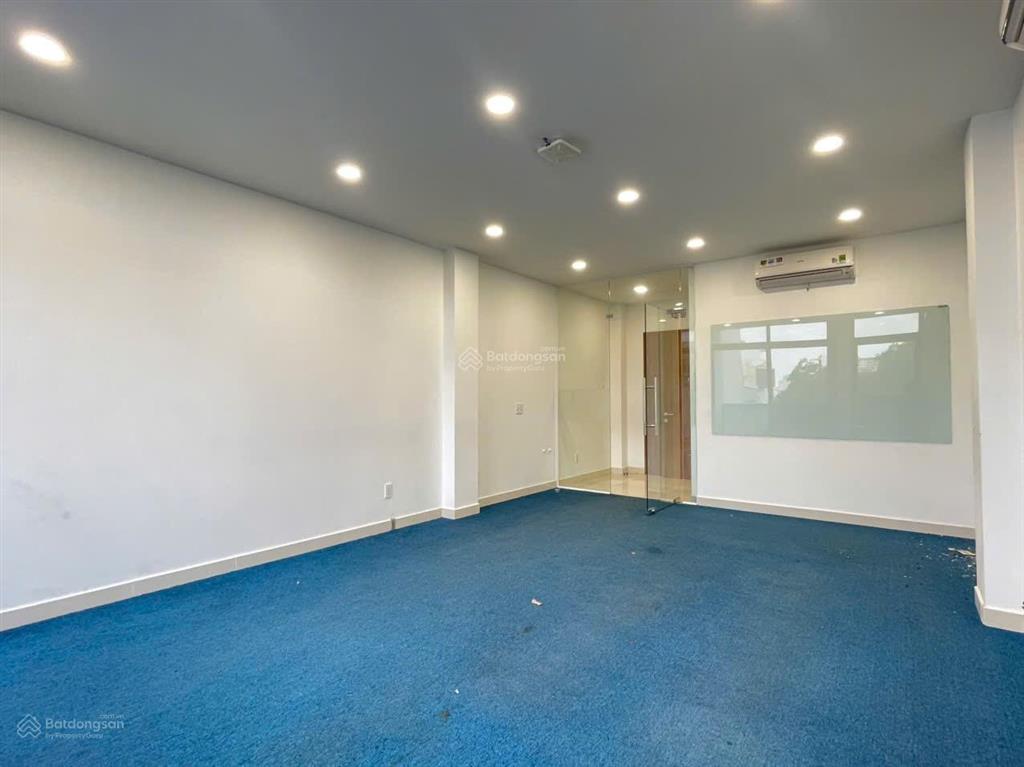 Tòa nhà văn phòng, 6 tầng, mặt tiền quận 1, giá tốt