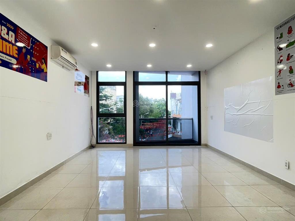 Tòa nhà văn phòng, 6 tầng, mặt tiền quận 1, giá tốt