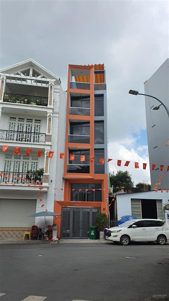 Tòa nhà văn phòng, 6 tầng, mặt tiền quận 1, giá tốt