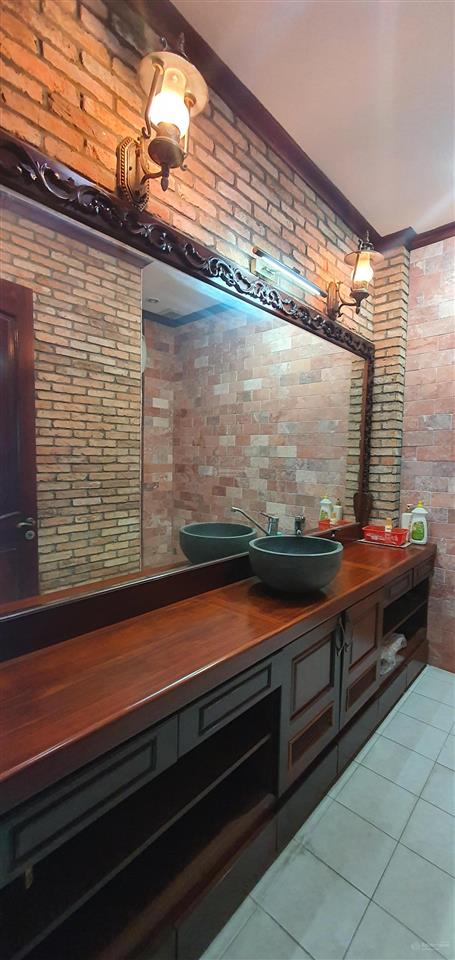 Vip q.1, biệt thự đậm chất sài gòn xưa, dt 233 m2, hồ bơi, vườn thượng uyển, gara 2 ôtô, giá tốt