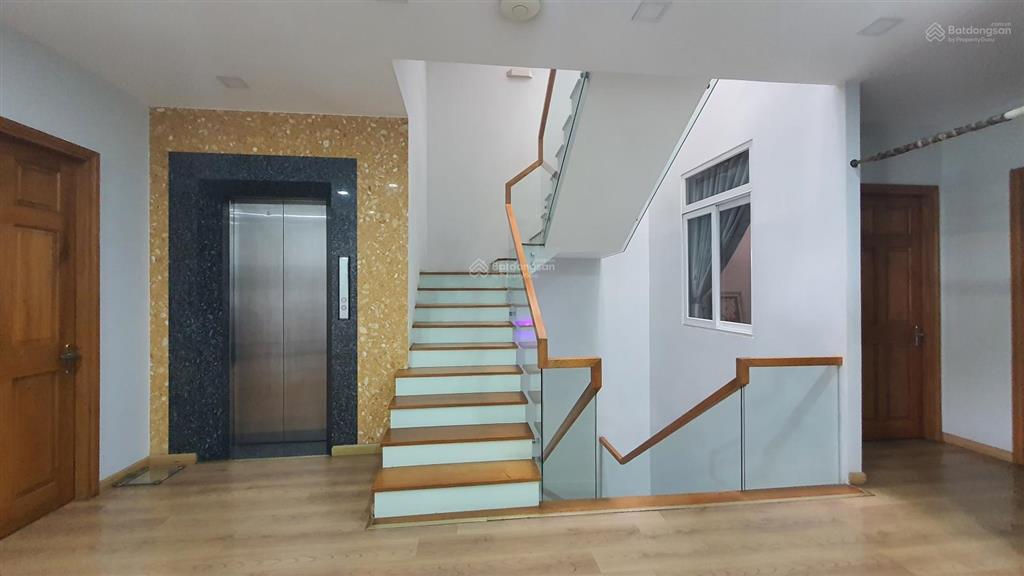 Villa vip q. 5, đường trần hưng đạo, dt 173 m2, ngang 8 m, gara 3 xe ôtô, giá tốt