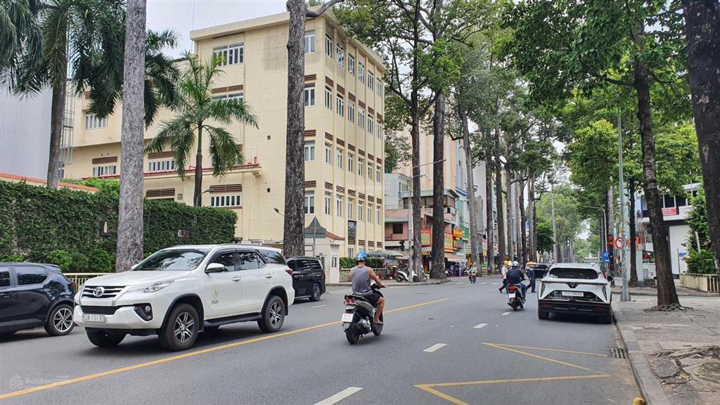 Bán chdv 21 phòng, thang máy, doanh thu 4,2 tỷ/năm, đối diện bv chợ rẫy, giá cực tốt