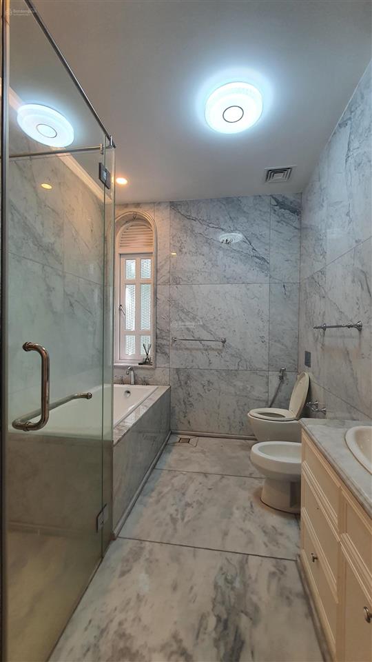 Biệt thự vip thảo điền, dt 303 m2, hồ bơi, sân vườn, hầm để xe hơi, giá tốt