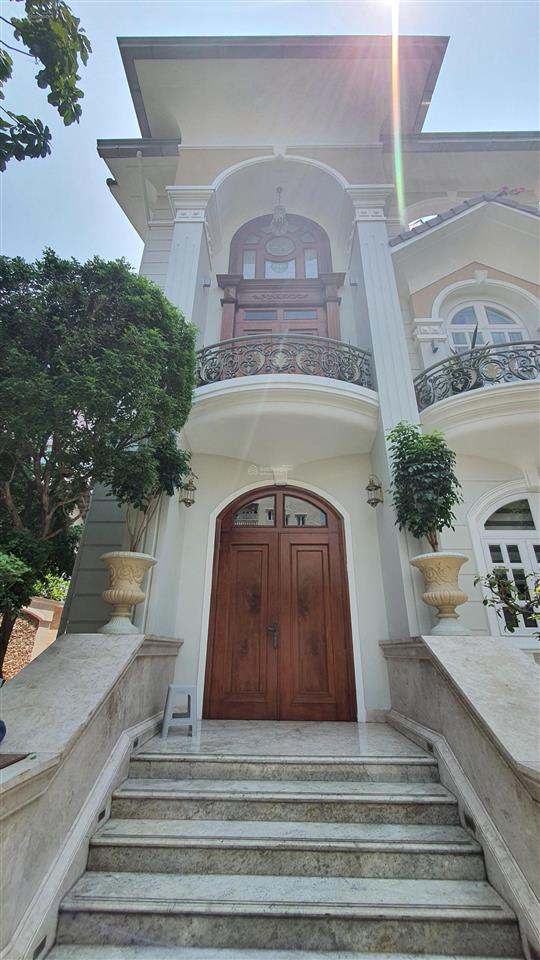 Biệt thự vip thảo điền, dt 303 m2, hồ bơi, sân vườn, hầm để xe hơi, giá tốt
