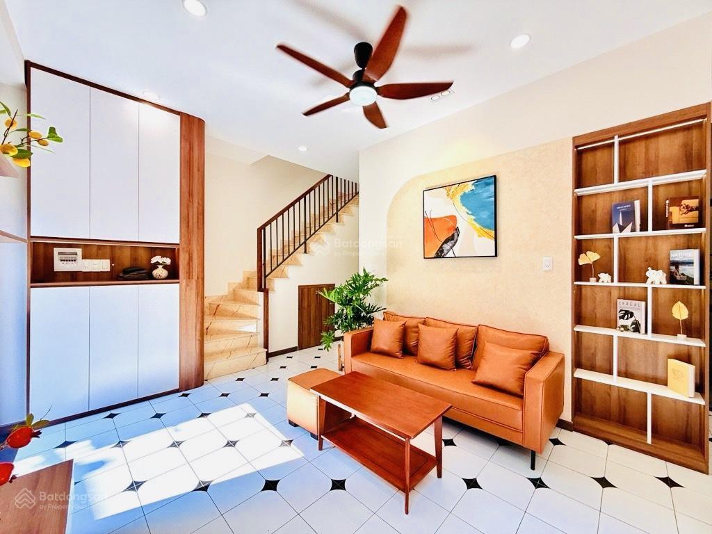 Bán gấp giảm 300tr, 2 tầng(3pn, 3wc), dt 7x7m (50m2), 5p tới học viện cán bộ, 30m ra hxh, 6.98tỷ