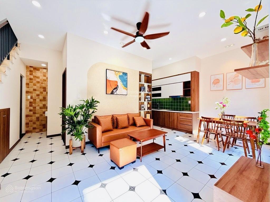 Bán gấp giảm 300tr, 2 tầng(3pn, 3wc), dt 7x7m (50m2), 5p tới học viện cán bộ, 30m ra hxh, 6.98tỷ