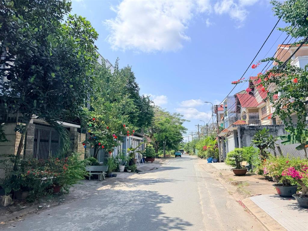 Bán lô đất quy hoạch xây dựng vp cty thuộc vị trí đường 835 p. phú hữu quận 9
