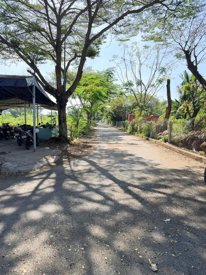 Nền biệt thự góc 2 mt thuộc trục đường nhánh bưng ông thoàn p. phú hữu quận 9. đối diện rạch mát mẻ