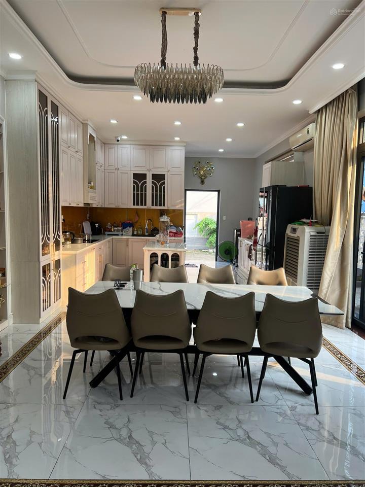Bán căn biệt thự sân vườn góc 2 mặt tiền đường bưng ông thoàn p. phú hữu quận 9