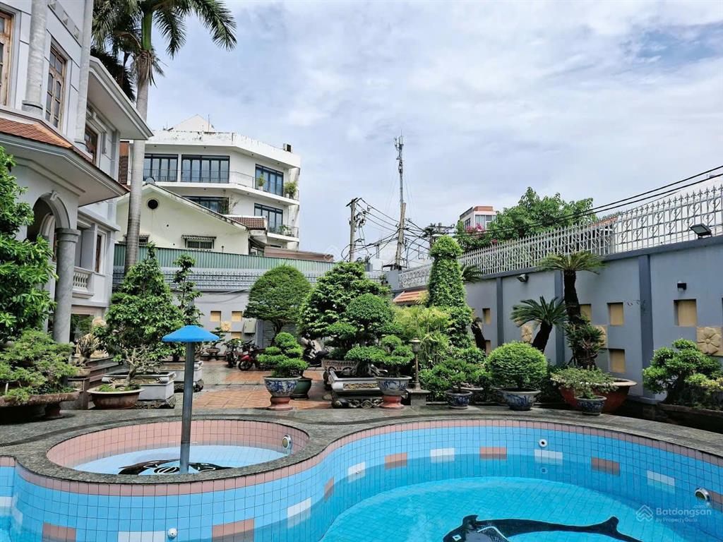 Bán căn biệt thự sân vườn hồ bơi tại trục đường nhánh của đường hồ bá phấn p.phước long a quận 9.