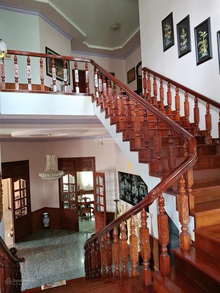 Bán căn biệt thự sân vườn hồ bơi tại trục đường nhánh của đường hồ bá phấn p.phước long a quận 9.