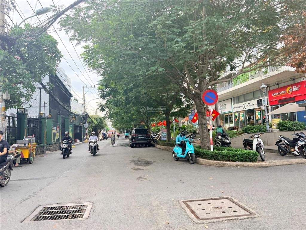 Mặt tiền đường số 20 p.hiệp bình chánh thủ đức, cách trung tâm gigamall 100m.