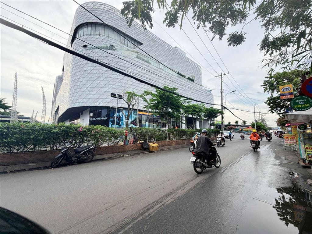 Mặt tiền đường số 20 p.hiệp bình chánh thủ đức, cách trung tâm gigamall 100m.