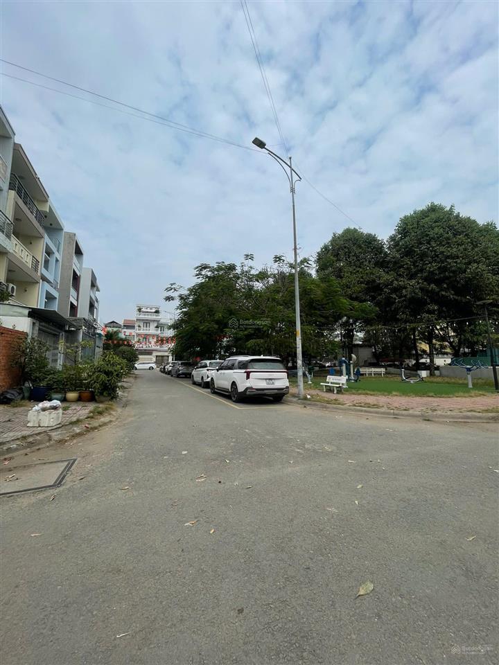 Bán nền đất nhà phố liền kề view công viên thuộc dự án phát triễn nhà quận 2
