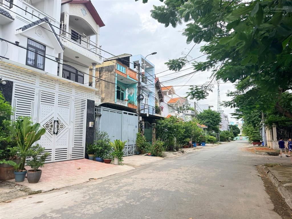 Bán nhà phố liền kề mặt tiền đường số 835 p. phú hữu quận 9