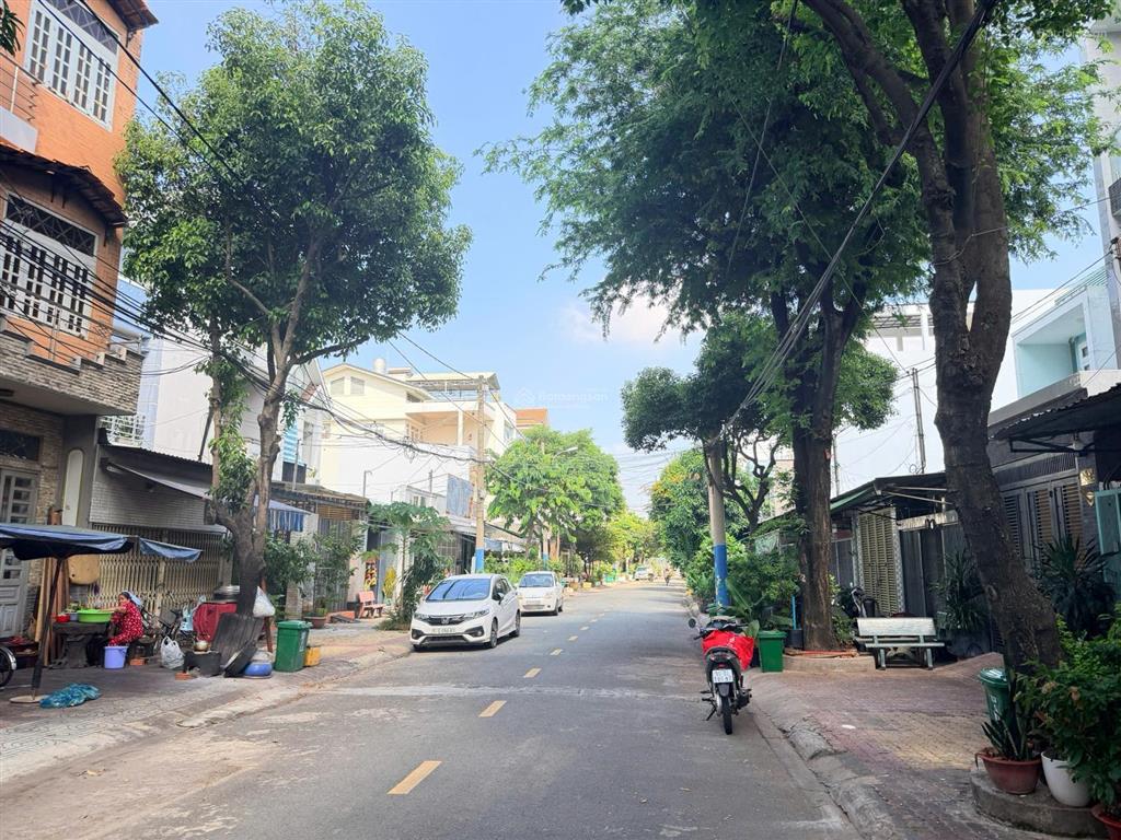 Bán nhà phố liền kề mặt tiền đường số 4 p.phước bình quận 9