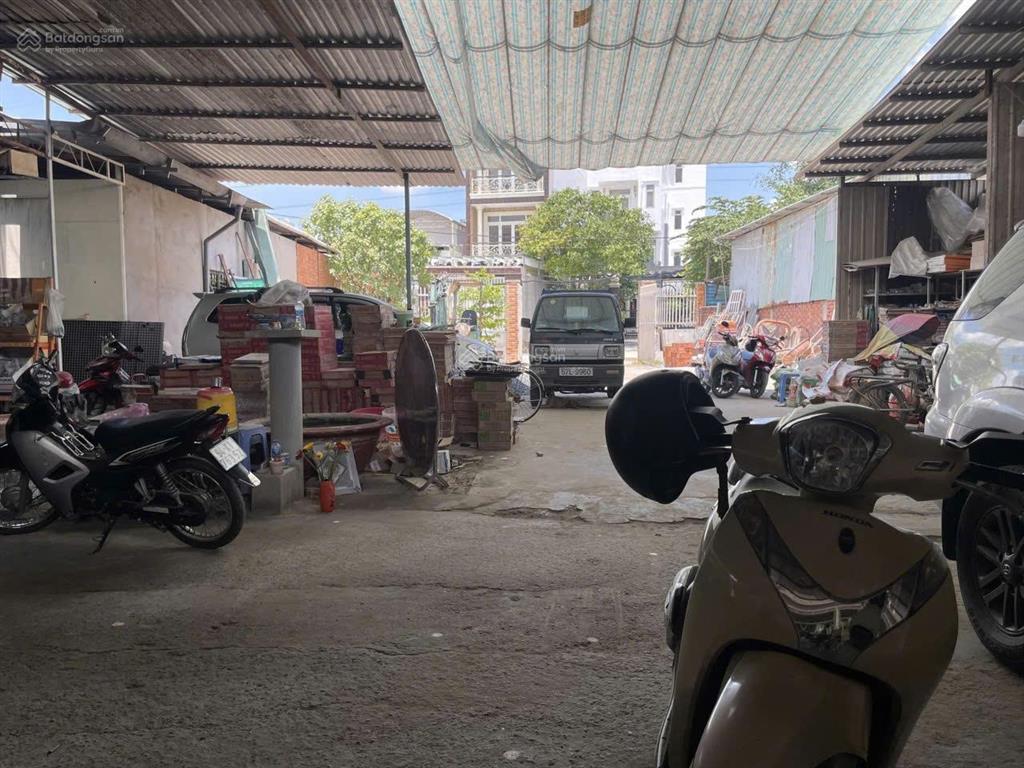 Bán lô đất tặng căn nhà cấp 4 mặt tiền đường 14 p.phước bình quận 9
