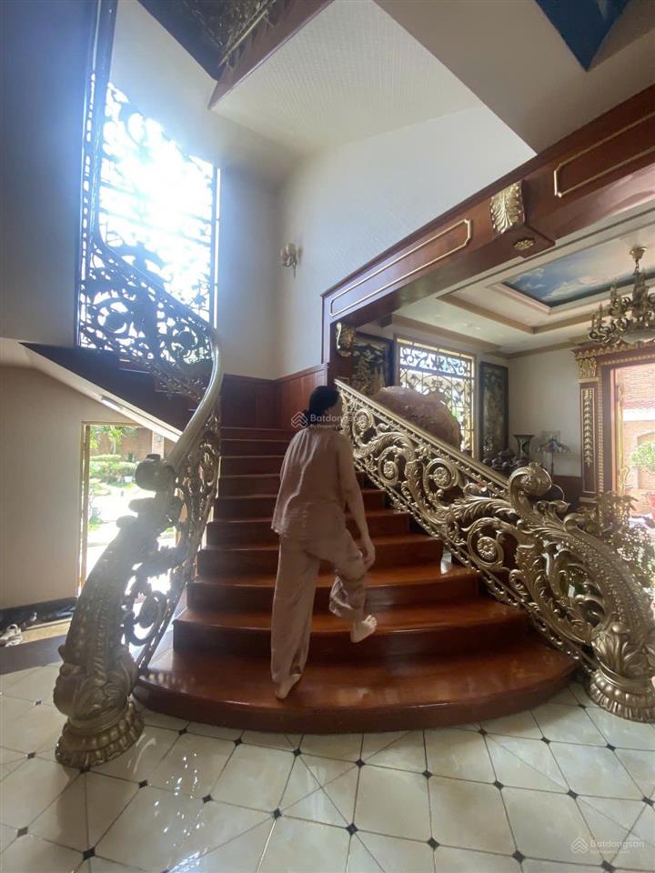 Bán căn biệt thự rộng 652m2 ngay tại khu trung tâm quận 2
