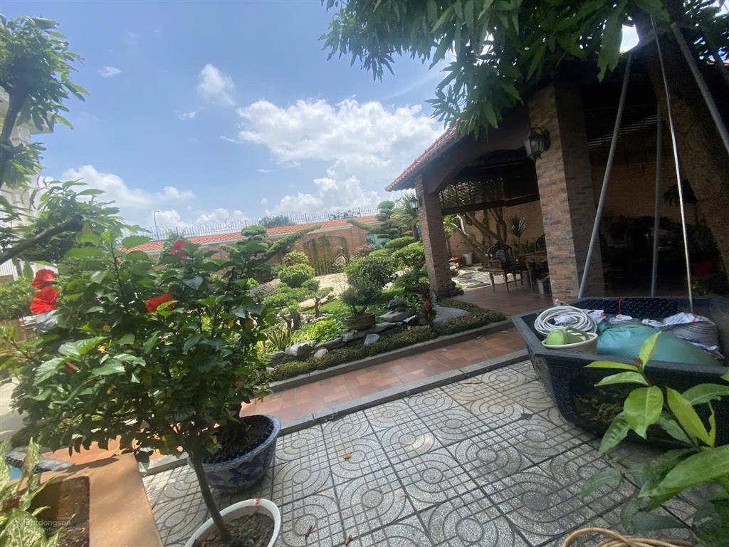 Bán căn biệt thự rộng 652m2 ngay tại khu trung tâm quận 2