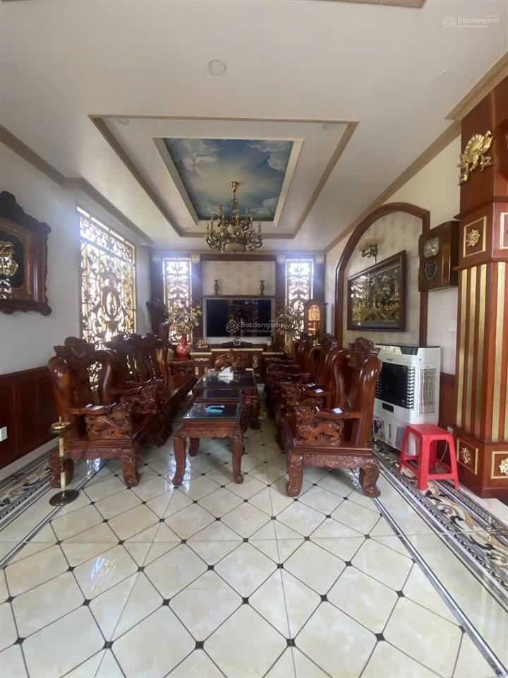 Bán căn biệt thự rộng 652m2 ngay tại khu trung tâm quận 2