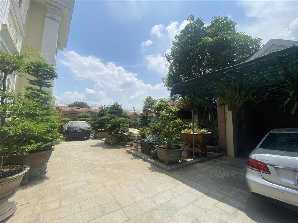 Bán căn biệt thự rộng 652m2 ngay tại khu trung tâm quận 2