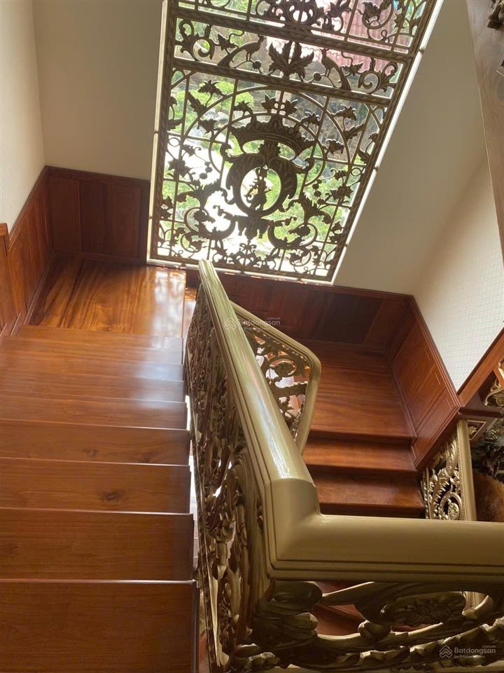Bán căn biệt thự rộng 652m2 ngay tại khu trung tâm quận 2