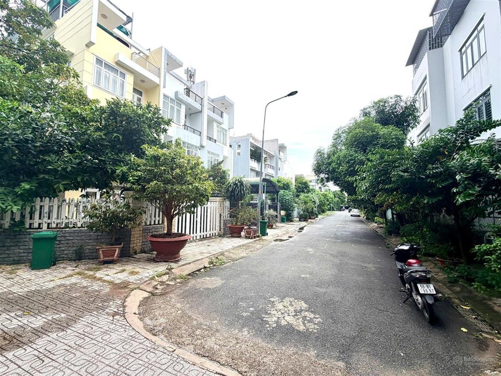 Bán căn biệt thự sân vườn đường số 6 p. phước long b quận 9 (lg đường trước nhà 12m)